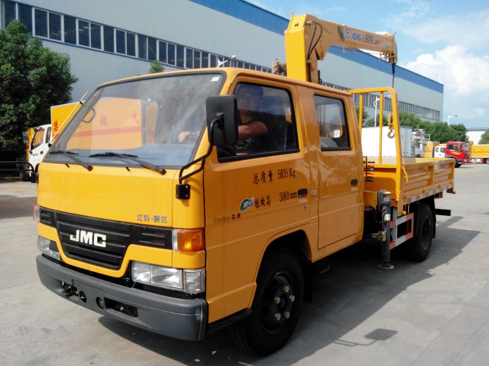 江鈴雙排隨車起重運(yùn)輸車
